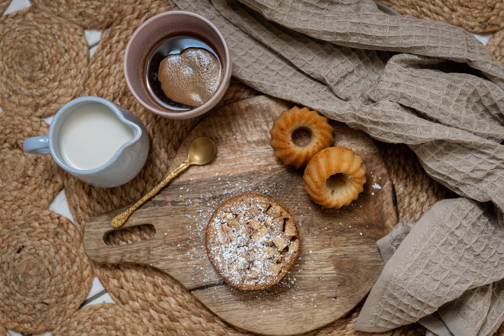 veganer Apfelkuchen auf einem Holzbrettchen